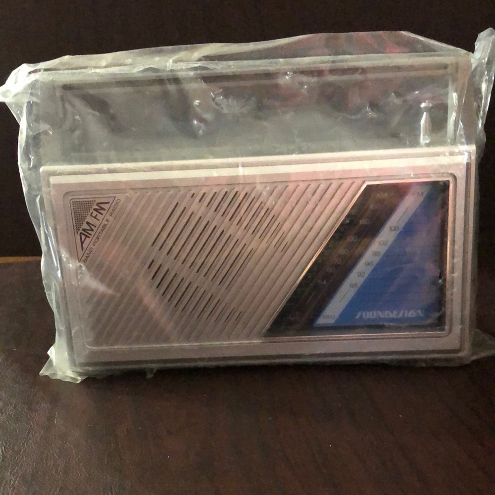 Vintage SoundDesign AM/FM portable radio